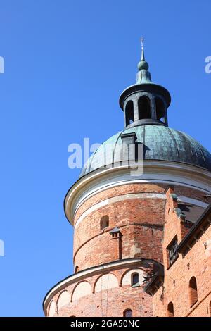 Vista ravvicinata della torre a del castello di Grippholm contro un cielo azzurro situato nella provincia svedese di Sodermanland. Foto Stock