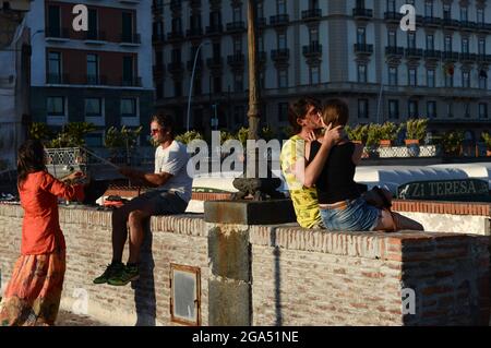 Una coppia italiana che si bacia sul lungomare di Napoli, Italia. Foto Stock