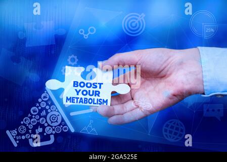 Testo scritto a mano amplifica il vostro metabolismo. Business Overview Body Process utilizza per fare e bruciare energia da cibo mano che tiene Jigsaw Puzzle pezzo Foto Stock