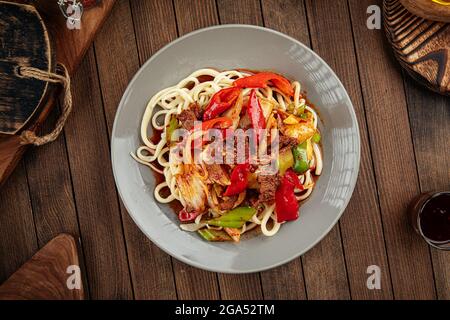 Tagliatelle asiatiche di agman guiru Foto Stock