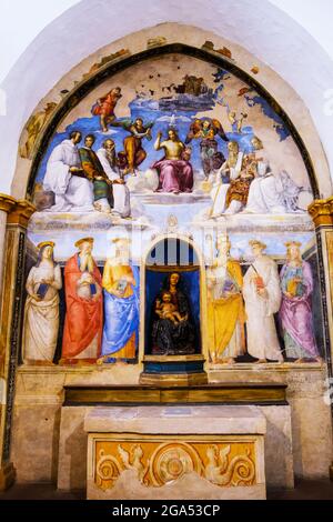 'Santissima Trinità circondata da Santi' di Raffaello e Perugino in Cappella di San Servo a Perugia Italia Foto Stock