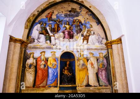 'Santissima Trinità circondata da Santi' di Raffaello e Perugino in Cappella di San Servo a Perugia Italia Foto Stock