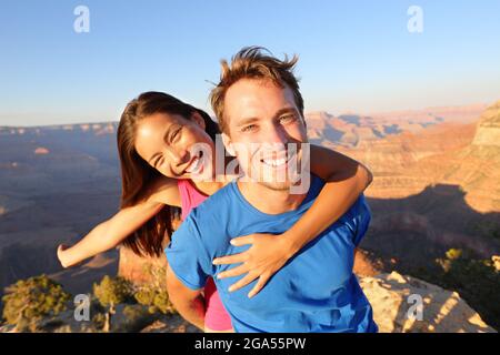 Attivo felice stile di vita coppia escursioni Grand Canyon Foto Stock