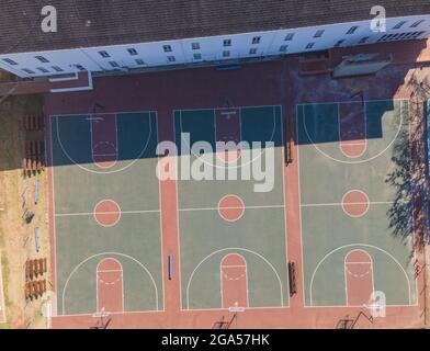 Vista aerea dei campi da pallacanestro vuoti Foto Stock