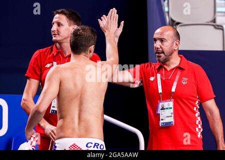 TOKYO, GIAPPONE - LUGLIO 29: Sandro Sukno della Croazia, Head Coach Ivica Tucak della Croazia durante il torneo olimpico di Waterpolo di Tokyo 2020 incontro maschile tra il Team Croazia e il Team Montenegro al Tatsumi Waterpolo Center il 29 luglio 2021 a Tokyo, Giappone (Foto di Marcel ter Bals/Orange Pictures) Foto Stock