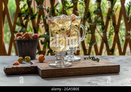 Due bicchieri con tè fatto in casa al ghiaccio di mirtilli o limonata con timi. Foto Stock