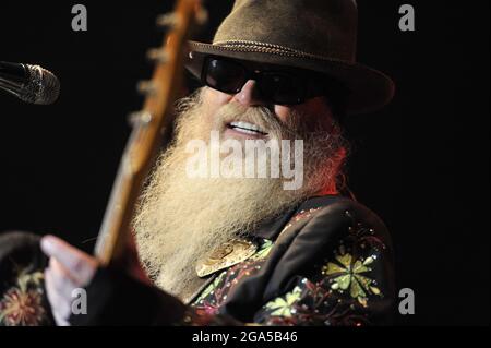 Dusty Hill, bassista del famoso gruppo musicale ZZ Top, è morto mercoledì all'età di 72 anni, il gruppo ha annunciato sui social network - FILE - la band rock americana 'zz top' formata da Billy Gibbons (voce, chitarra), Dusty Hill (voce, basso) E Frank Beard (batteria) si esibiscono presso la Pinede di Antibes - Juan les Pins, Francia meridionale, il 10 luglio 2011. Foto di Patrice Masante/pixel Press/ABACAPRESS.COM Foto Stock