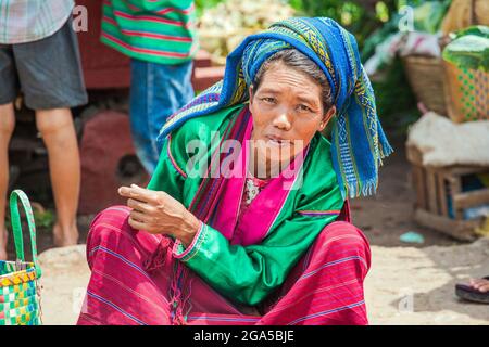 Commerciante di mercato da Pa'o (Pa-o) tribù di collina etnica che indossa turbano blu che vende verdure in Kalaw, Stato di Shan, Myanmar Foto Stock