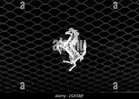 Iconico logo del Cavallo Prancing in argento metallizzato lucido di Ferrari su una griglia nera per auto con copyspace Foto Stock