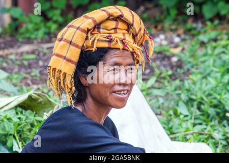 Commerciante di mercato da Pa'o (Pa-o) tribù di collina che indossa il turbante di arancia che vende le verdure in Kalaw, Stato di Shan, Myanmar Foto Stock