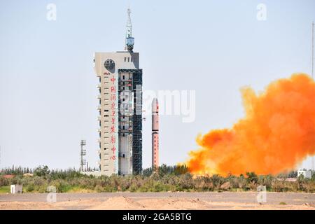 Jiuquan. 29 luglio 2021. Un razzo lungo marzo-2D che porta il satellite Tianhui i-04 si staccherà dal Jiuquan satellite Launch Center nella Cina nord-occidentale, il 29 luglio 2021. Giovedì a mezzogiorno, la Cina ha lanciato con successo il satellite Tianhui i-04 dal centro di lancio del satellite Jiuquan nella Cina nord-occidentale. Il satellite è stato lanciato da un razzo lungo marzo-2D alle 12:01 (ora di Pechino), e poi è entrato con successo nell'orbita pianificata. Credit: Wang Jiangbo/Xinhua/Alamy Live News Foto Stock