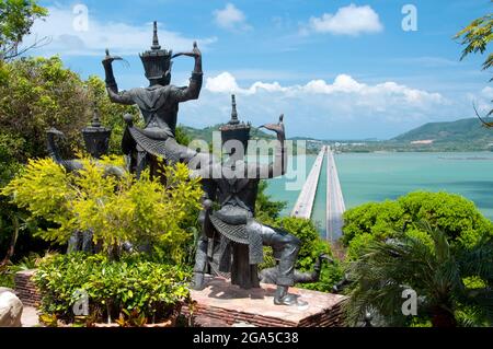 Thailandia: La vista dal Museo Folcloristico di Thaksin, Ko Yo (Isola di Yo), sopra il Thale SAP Songklha (Lago di Songkhla) e i ponti Prem Tinsulanonda. Fondato dall'Institute for Southern Thai Studies nel 1991, questo museo, ospitato in un'affascinante serie di edifici in stile sala thailandese, ospita una biblioteca sulla cultura tailandese meridionale e una serie di mostre sulla cultura meridionale. Il generale Prem Tinsulanonda (1920 - 2019) è stato un ufficiale militare thailandese che ha servito come primo ministro della Thailandia dal 3 marzo 1980 al 4 agosto 1988. Songkhla era la sede di un vecchio regno malese con forte influenza Srivijayana Foto Stock