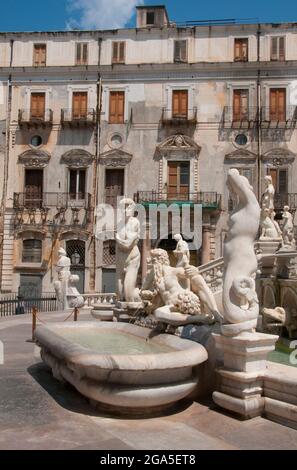 Italia: Fontana Pretoria del XVI secolo, Piazza Pretoria, Palermo, Sicilia. La Fontana Praetoriana si trova nel cuore del centro storico di Palermo e rappresenta il punto di riferimento più importante di Piazza Pretoria. La fontana fu originariamente costruita da Francesco Camilliani (1530 - 1586), scultore toscano, nella città di Firenze nel 1554, ma fu trasferita a Palermo nel 1574 Foto Stock