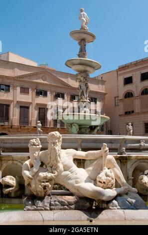 Italia: Fontana Pretoria del XVI secolo, Piazza Pretoria, Palermo, Sicilia. La Fontana Praetoriana si trova nel cuore del centro storico di Palermo e rappresenta il punto di riferimento più importante di Piazza Pretoria. La fontana fu originariamente costruita da Francesco Camilliani (1530 - 1586), scultore toscano, nella città di Firenze nel 1554, ma fu trasferita a Palermo nel 1574 Foto Stock