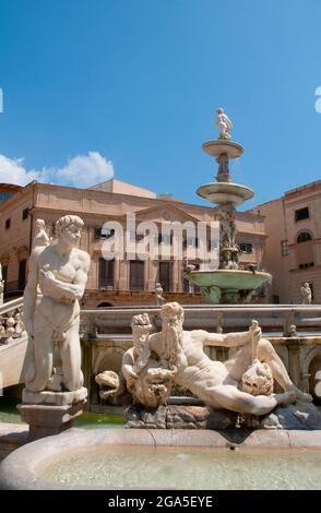 Italia: Fontana Pretoria del XVI secolo, Piazza Pretoria, Palermo, Sicilia. La Fontana Praetoriana si trova nel cuore del centro storico di Palermo e rappresenta il punto di riferimento più importante di Piazza Pretoria. La fontana fu originariamente costruita da Francesco Camilliani (1530 - 1586), scultore toscano, nella città di Firenze nel 1554, ma fu trasferita a Palermo nel 1574 Foto Stock