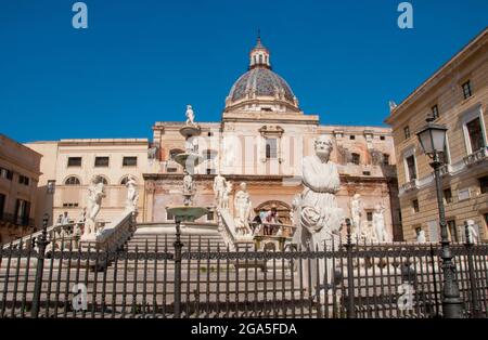 Italia: Fontana Pretoria del XVI secolo, Piazza Pretoria, Palermo, Sicilia. La Fontana Praetoriana si trova nel cuore del centro storico di Palermo e rappresenta il punto di riferimento più importante di Piazza Pretoria. La fontana fu originariamente costruita da Francesco Camilliani (1530 - 1586), scultore toscano, nella città di Firenze nel 1554, ma fu trasferita a Palermo nel 1574 Foto Stock