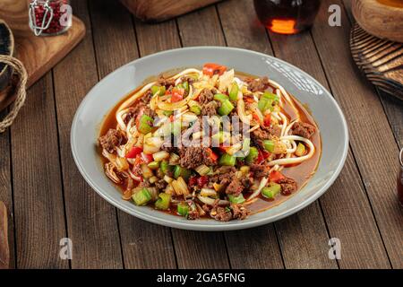 Tagliatelle asiatiche uyghur piatto suiru lagman Foto Stock