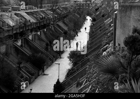Rowley Way che corre nel mezzo della Alexandra Road Estate, St Johns Wood, Londra, Regno Unito Foto Stock