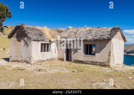 Vecchia casa sull'isola del Sol (Isola del Sole) nel lago Titicaca, Bolivia Foto Stock