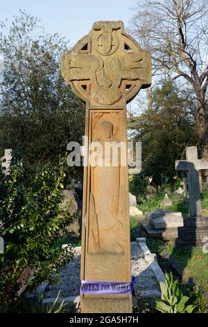 Lapide per Emmeline Pankhurst a Brompton Cemetery, West Brompton, Londra, Regno Unito Foto Stock