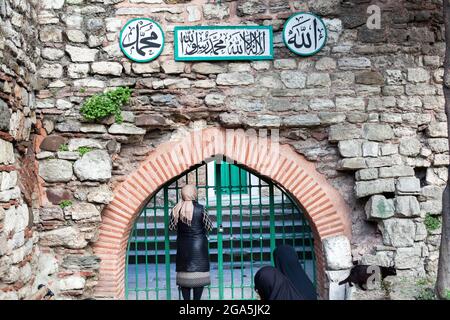 Istanbul,Turchia - 04-09-2017:Musulmani turche pregano di fronte al santuario. Foto Stock