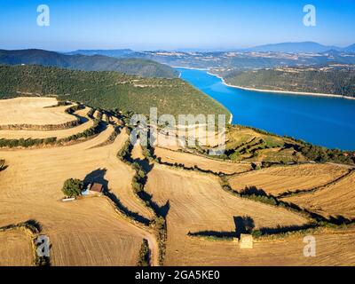 Vista aerea del bacino idrico di Rialb nel fiume Segre vicino al villaggio di Tiurana nella provincia di Lleida, Catalogna, Spagna. Il serbatoio di Rialb, chiamato anche Rial Foto Stock