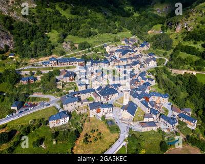 Veduta aerea del villaggio rurale Durro, Valle de Boi, Pirenei, Catlunya, Spagna. Durro è un comune del comune di Valle de Bohí nell'alta Ribagor Foto Stock