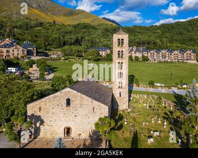 Veduta aerea del villaggio di Taüll e della chiesa romanica di Sant Climent de Taüll, Patrimonio dell'Umanità dell'UNESCO, Vall de Boí, Taüll, valle di Boí Lleida provincia Foto Stock