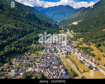 Vista aerea del fiume Garonne mentre passa attraverso Les. Villaggio di Les o Lés nella Valle di Aran nei Pirenei Lleida Catalogna Spagna. Confina con Bosost Foto Stock