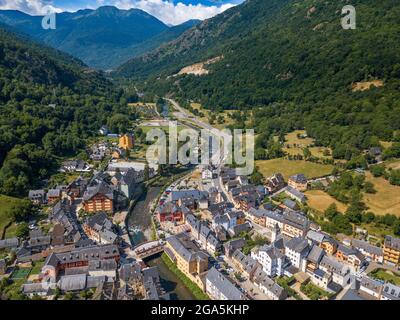 Vista aerea del fiume Garonne mentre passa attraverso Les. Villaggio di Les o Lés nella Valle di Aran nei Pirenei Lleida Catalogna Spagna. Confina con Bosost Foto Stock