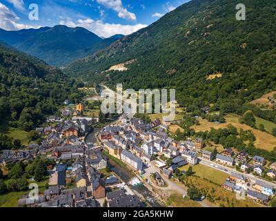 Vista aerea del fiume Garonne mentre passa attraverso Les. Villaggio di Les o Lés nella Valle di Aran nei Pirenei Lleida Catalogna Spagna. Confina con Bosost Foto Stock