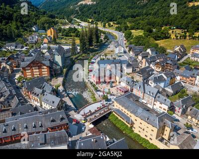 Vista aerea del fiume Garonne mentre passa attraverso Les. Villaggio di Les o Lés nella Valle di Aran nei Pirenei Lleida Catalogna Spagna. Confina con Bosost Foto Stock