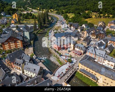 Vista aerea del fiume Garonne mentre passa attraverso Les. Villaggio di Les o Lés nella Valle di Aran nei Pirenei Lleida Catalogna Spagna. Confina con Bosost Foto Stock