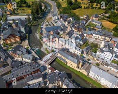 Vista aerea del fiume Garonne mentre passa attraverso Les. Villaggio di Les o Lés nella Valle di Aran nei Pirenei Lleida Catalogna Spagna. Confina con Bosost Foto Stock