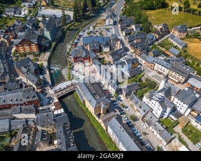 Vista aerea del fiume Garonne mentre passa attraverso Les. Villaggio di Les o Lés nella Valle di Aran nei Pirenei Lleida Catalogna Spagna. Confina con Bosost Foto Stock