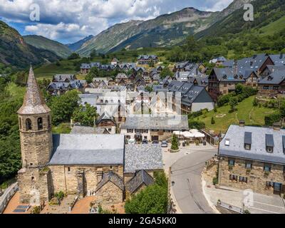 Vista aerea di Bagergue o villaggio Bagerque con la chiesa romanica di Sant Feliú vicino Viella, Val d'Aran, Valle Aran in Valle Aran nei Pirenei Llei Foto Stock