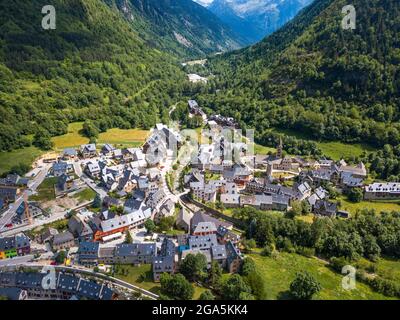 Veduta aerea di Arties villaggio Viella, Val d'Aran, Valle Aran nella Valle Aran nei Pirenei Lleida Catalogna Spagna. La città di Arties di 524 abitanti Foto Stock