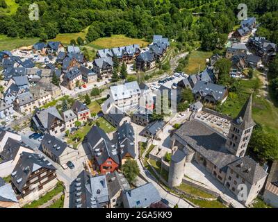 Veduta aerea di Arties villaggio Viella, Val d'Aran, Valle Aran nella Valle Aran nei Pirenei Lleida Catalogna Spagna. La città di Arties di 524 abitanti Foto Stock