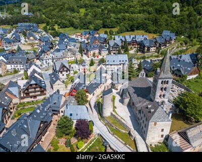 Veduta aerea di Arties villaggio Viella, Val d'Aran, Valle Aran nella Valle Aran nei Pirenei Lleida Catalogna Spagna. La città di Arties di 524 abitanti Foto Stock