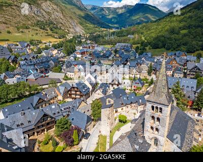 Veduta aerea di Arties villaggio Viella, Val d'Aran, Valle Aran nella Valle Aran nei Pirenei Lleida Catalogna Spagna. La città di Arties di 524 abitanti Foto Stock