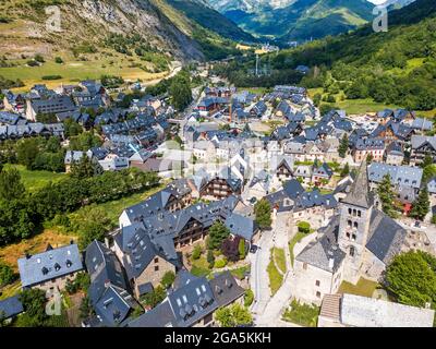 Veduta aerea di Arties villaggio Viella, Val d'Aran, Valle Aran nella Valle Aran nei Pirenei Lleida Catalogna Spagna. La città di Arties di 524 abitanti Foto Stock