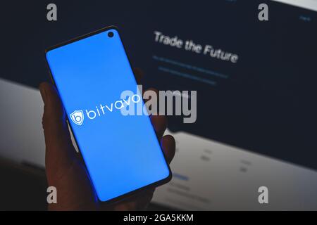 Logo dell'app Bitvavo sullo smartphone con sfondo sfocato del sito Web. Piattaforma europea di scambio della criptovaluta. Swansea, Regno Unito - 27 luglio 2021 Foto Stock