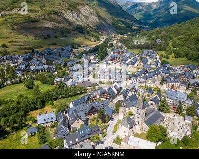 Veduta aerea di Arties villaggio Viella, Val d'Aran, Valle Aran nella Valle Aran nei Pirenei Lleida Catalogna Spagna. La città di Arties di 524 abitanti Foto Stock