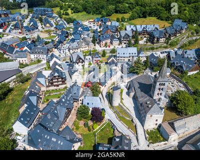 Veduta aerea di Arties villaggio Viella, Val d'Aran, Valle Aran nella Valle Aran nei Pirenei Lleida Catalogna Spagna. La città di Arties di 524 abitanti Foto Stock