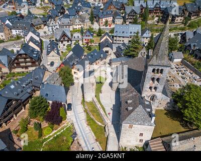 Veduta aerea di Arties villaggio Viella, Val d'Aran, Valle Aran nella Valle Aran nei Pirenei Lleida Catalogna Spagna. La città di Arties di 524 abitanti Foto Stock