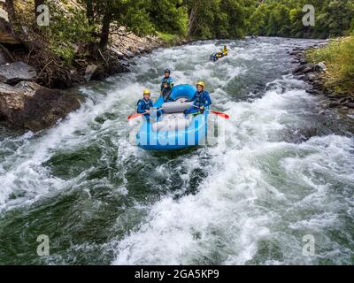 Rafting sul fiume Noguera Pallaresa, vicino a Llavorsí, nella provincia di Lleida, Catalogna, Spagna. Situato nel cuore dei Pirenei, il Noguera Pallaresa è Foto Stock