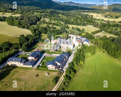 Veduta aerea della chiesa di Santa Eugènia de Nerellà a Bellver de Cerdanya Alp Pirineu Lleida provincia Catalogna Spagna. Tra le case tradizionali in Foto Stock