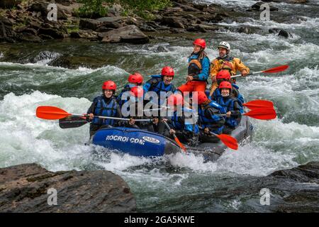 Rafting sul fiume Noguera Pallaresa, vicino a Llavorsí, nella provincia di Lleida, Catalogna, Spagna. Situato nel cuore dei Pirenei, il Noguera Pallaresa è Foto Stock