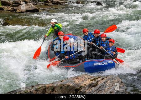 Rafting sul fiume Noguera Pallaresa, vicino a Llavorsí, nella provincia di Lleida, Catalogna, Spagna. Situato nel cuore dei Pirenei, il Noguera Pallaresa è Foto Stock