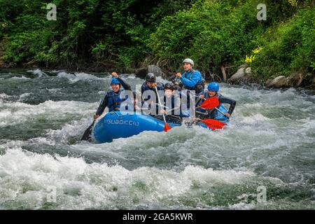 Rafting sul fiume Noguera Pallaresa, vicino a Llavorsí, nella provincia di Lleida, Catalogna, Spagna. Situato nel cuore dei Pirenei, il Noguera Pallaresa è Foto Stock